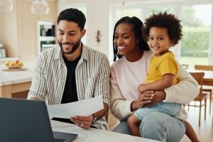 Familia contente após contratar o melhor plano de saúde